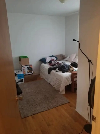 5 1/2 haut de triplex, près metro, Place Longueuil Image# 1