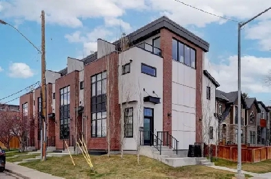 PRICE DROP! END UNIT MARDA LOOP TOWNHOUSE WITH A PRIVATE YARD Image# 9