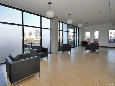 Corner unit, 3 bedroom condo. Metro Namur. Indoor Parking. Air C Image# 1