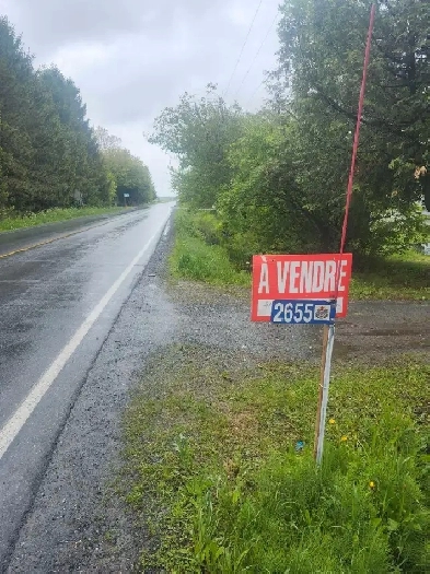 Je vends un terrain avec une maison à démolir de 1676 600 m² Image# 1