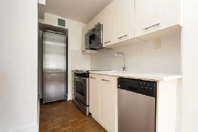 renovated bachelor, eglinton and bayview - ID 3082 Image# 7