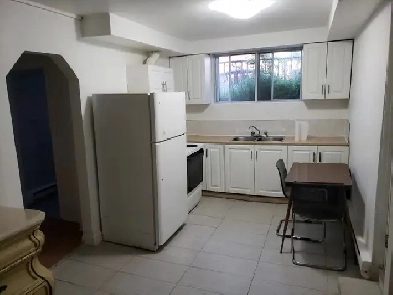 2 and 1/2 all included behind Plaza Cotes Des Neiges Image# 1