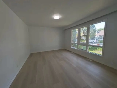 Spacious Newly Renovated 3 BR Main Floor Duplex Image# 6