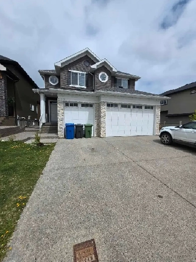 Beautiful 4-bdrm   den, 4 bath main flr for rent in Chestermere! Image# 9