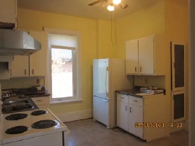CHARMING SUNLIT VICTORIAN 2 FLOOR APARTMENT Image# 2