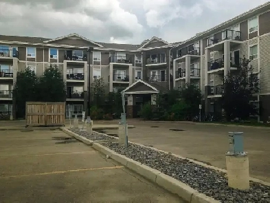 Pet Friendly Beautiful 2 bedroom/2 bathroom in Terwillegar Image# 7