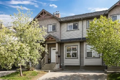 Stylish 3-bed townhome with patio, parking, and prime location! Image# 1