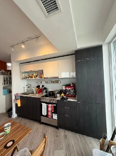 Summer furnished sublet - Corner unit Image# 1