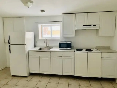 One bedroom Semi basement apartment in North York (Yonge and St Image# 1