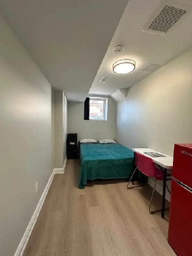 Bachelor Apartment in Bradford Image# 1