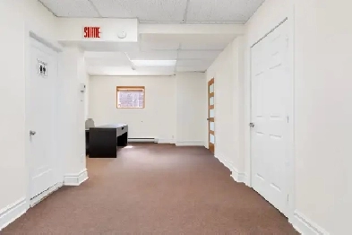 Beau local, 4 bureaux, COMMERCIAL (900 pi ca) à louer à Laval! Image# 4