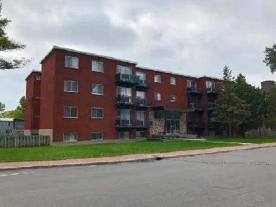 3 1/2 Village Pointe-Claire, Charming location Image# 1