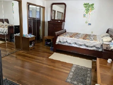 Masterroom with private bathroom / 5 mins to Whitehorn Ctrain Image# 4