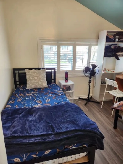 UPPER LEVEL ROOM AVAILABLE - PRIVATE OR SHARING-BRAMPTON- 400 MO Image# 2