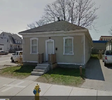 private room for rent sheared 2 washroom and kitchen with others Image# 4