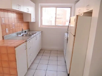 Beau 3 ½,en face du Métro Laurier, Pour le 1er JUILLET Image# 1