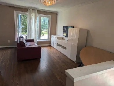 3 Beds 1 Bath HouseCA$2900 / Month Image# 1