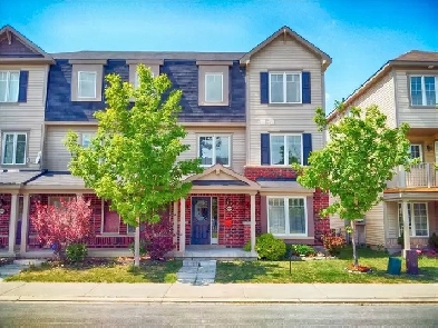 Stunning 3 bed/2.5 bath town home in Kanata | Stittsville Image# 1