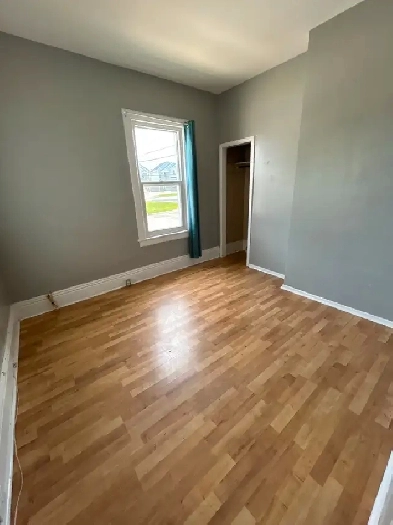 2.5 bed, 1 bath - main floor for rent Image# 1