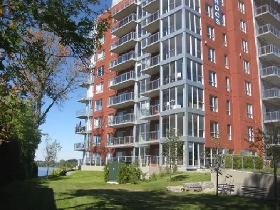 Magnifique condo au bord de l’eau Image# 2