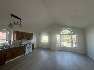 BEAUTIFUL 3 BEDROOM 2 BATHROOM BI LEVEL HOME MAPLES AREA Image# 5