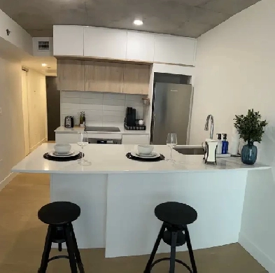 Condo Moderne Tout Meublé – À Deux Pas du Vieux-Montréal Image# 2