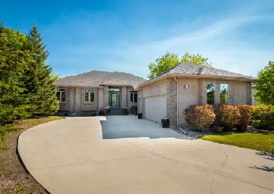 Custom 3-Bdrm Home w/ Sunroom & Triple Garage in East St Paul! Image# 4