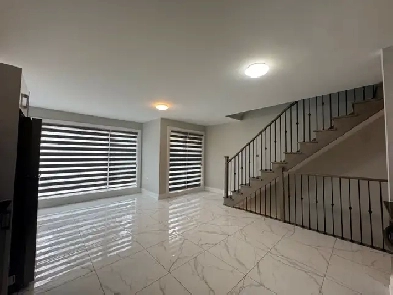 ✨Gorgeous 4-Storey Townhouse ✨ 4 Beds 3 Bathroom Image# 1