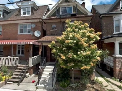 unfurnishedROOM WalkoutBalcony shared House near Dufferin Subway Image# 5