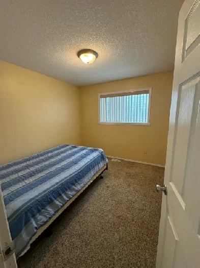 upstairs bedroom for rent Image# 3