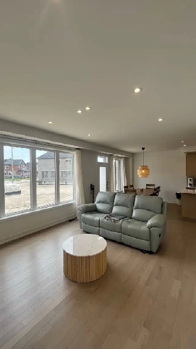 Furnished Room in Newmarket Detached Home Image# 4