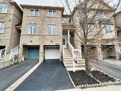 3BR 2WR Att/Row/Twnhouse in Mississauga near Derry Road & Tenth Image# 1