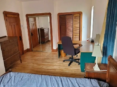 Grande chambre à louer près de la promenade Masson. Image# 1