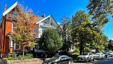 Gorgeous Bachelor Near College & Spadina Image# 1