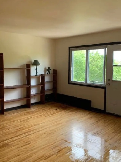 NDG 3 1/2 $1200 Heating, hot water included. 2st floor. Balcony. Image# 1