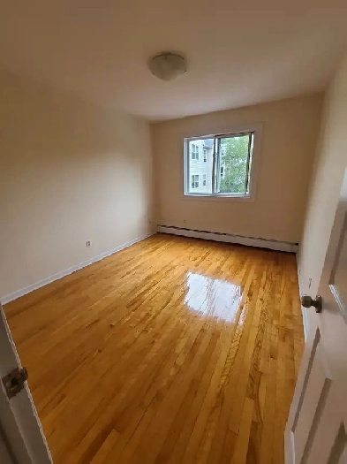 Beautiful 1 bedroom in Central Fairview Available NOW! REDUCED! Image# 8