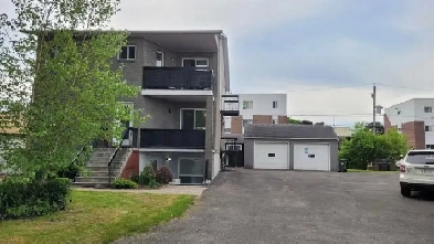 Logement 4 1/2 avec cours et garage double Image# 17