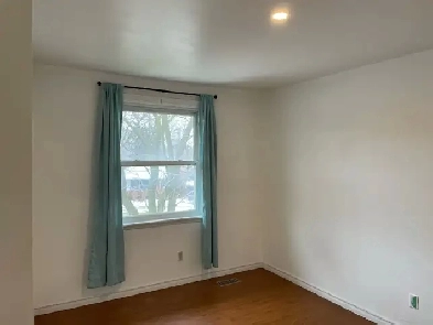 Roommate in London - $900/month All Inclusive Image# 1