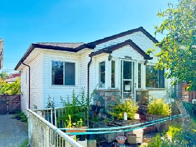 FOR SELL: 2566 Venables St, Vancouver, BC. Image# 2