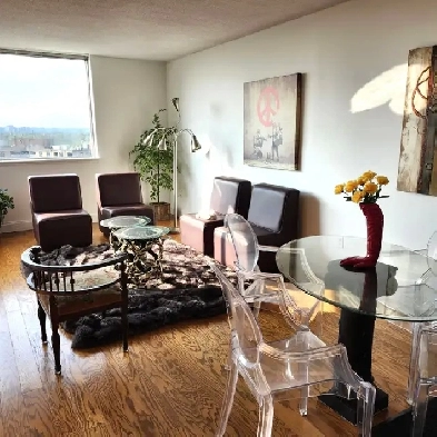 PENTHOUSE , SPACIOUS 2 1 BEDROOM CONDO WITHIN PARKLIKE SETTING Image# 9