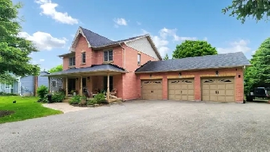 Uxbridge Country Home, Rural Living Close to Town Image# 1
