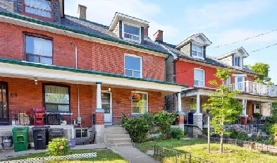 Stunning 1 bedroom Main Floor Apartment - Backyard! Image# 11