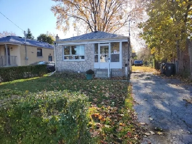 3 Bedroom 1 Bath House in Scarborough near GO station Image# 7