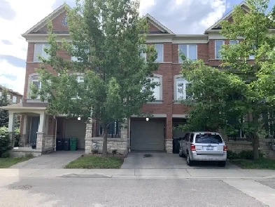 Townhouse for Lease: Joel kerbel Place, Mississauga L4Y 0B1 Image# 8