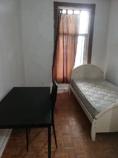 room with bathroom near metro frontenac all include Image# 1