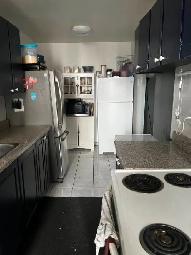 Room for rent in spacious apartment AVAILABLE JULY 1 Image# 1