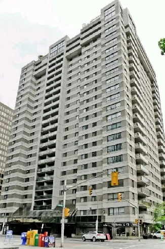 Renovated 2 Bed Condo, Kent/Laurier, A/C, June 1 Occupancy Image# 10