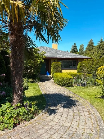 SUNNY, 2 BEDROOM, MAIN FLOOR SUITE Image# 1