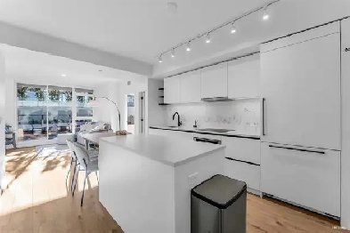 Bright 2 Bed 2 Bath Condo with A/C | Prime Surrey Location Image# 9
