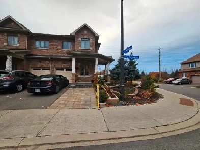 3 Bed / 3 bath End-Unit Townhome in Barrhaven Image# 7
